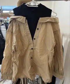 GORGE オフショルダー ベージュシャツ