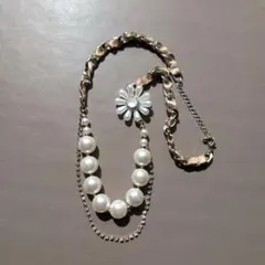 パールと花モチーフのネックレス