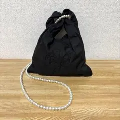 黒 ナイロン 巾着バッグ パール風ストラップ