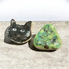 438 ブローチ 猫 黒猫 木 動物 ハンドメイド アジアン 雑貨 北欧