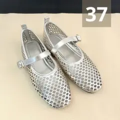今期 新作 H&M パンチングメリージェーンバレエシューズ シルバー 37 ザラのサムネイル