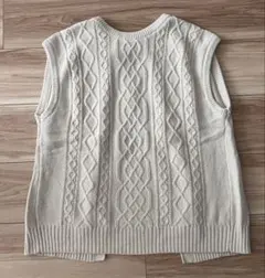 GUアイボリー ケーブルニット ノースリーブベスト 美品