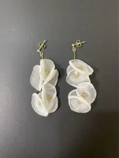 ホワイト花びらモチーフピアス　ハンドメイド　結婚式