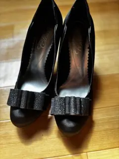 リボン付き黒高ヒールパンプス
