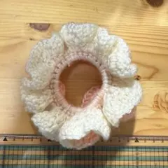 フリル付き毛糸シュシュ（クリーム・ピンク）