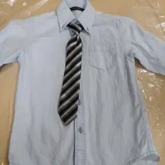 水色の長袖シャツ ネクタイ付き
