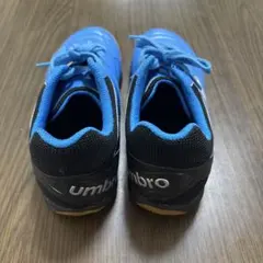 umbro 青 サッカーシューズ　室内用　25センチ