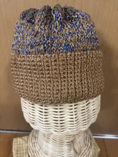 ブラウンとブルーのニットキャップ