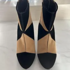 ベージュと黒のスエード高ヒールアンクルブーツ