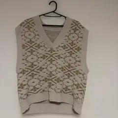 ニットベスト ベージュとオリーブグリーン