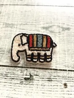ハンドメイドビーズ刺繍ブローチ 象さん赤金青