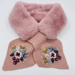 ピンクのファーとニットのマフラー