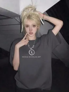 NICOLE NICHOLAS ART ロゴ 半袖Tシャツ グレー