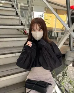 olu. オーガンジーギャザーブラウス ブラック