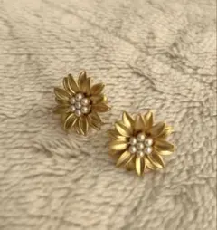 ゴールド 花型 イヤリング パール装飾 ひまわり