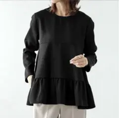 黒いフリルブラウス 長袖 ペプラム