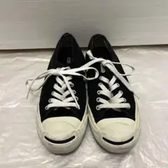 黒いキャンバスローカットスニーカー