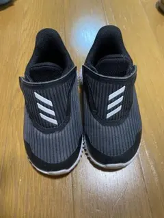 adidas ブラック スニーカー