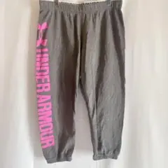 人気の✨Under Armour ジャージパンツ グレーにピンクのロゴ入り Lのサムネイル