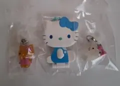 ハローキティめじるしアクセサリーと、ハローキティミラーコレクションのセット。