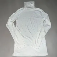 ホワイトタートルネック長袖カットソー