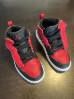 Nike Jordan 1 Mid キッズ スニーカーのサムネイル