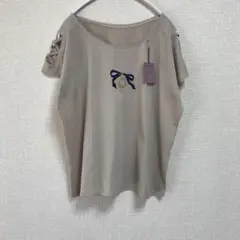 【前田善】新品　ベージュ　半袖Tシャツ　リボン刺繍 　FREE