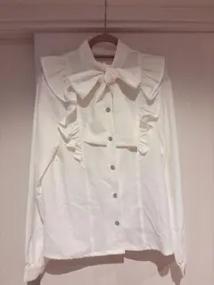 新品✨️アンクルージュ✨️フリルボウタイシャツ アイボリー キラキラビジューボタンのサムネイル