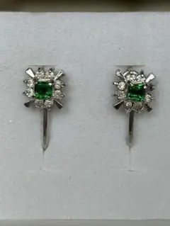 エメラルドカット 緑色石イヤリング