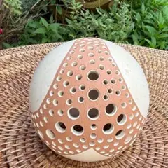 陶器製の穴あき球形オブジェ