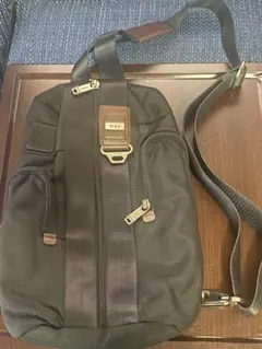 極美品TUMI22318OLH ボディバッグ 色カーキ(オリーブ）×ブラウン 極美品TUMI22318OLH ボディバッグ 色カーキ(オリーブ）×ブラウン
