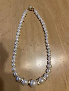 エレガントなパール調ネックレス