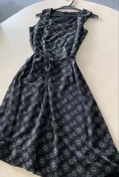 ローラアシュレイ 黒の花柄ノースリーブひざ丈ワンピース フレアスカート 9号