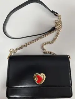ハート型金具の黒ショルダーバッグ