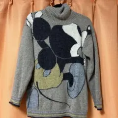 抽象模様タートルネックニット