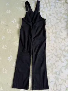 GU黒のフレアパンツサロペット