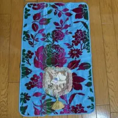 花柄とピアノが描かれたマットや敷物のようなインテリア雑貨です