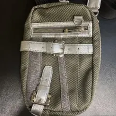 オリーブグリーン ボディバッグ