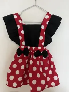 水玉模様の赤いワンピースとヘアバンド