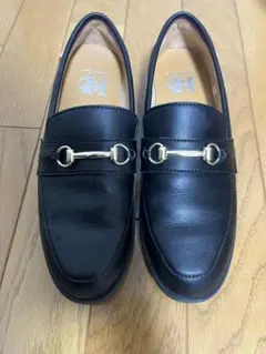 黒のローファー ゴールド装飾付き