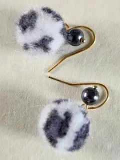 ホワイト ファー ポンポン ピアス