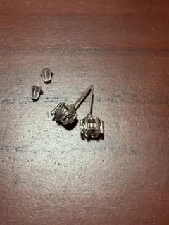 シルバー色クリスタルスタッドピアス