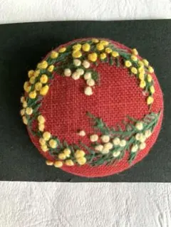 ミモザリース手刺しゅうブローチ