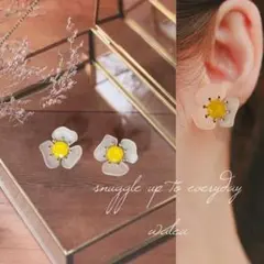 ビジューフラワーイヤリング　ピアス