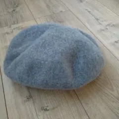 グレーのウール混紡ベレー帽