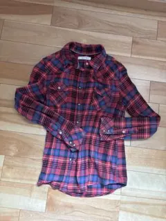 赤と青のチェック柄長袖シャツ