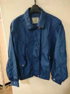 青色ボタン付きナイロンジャケット