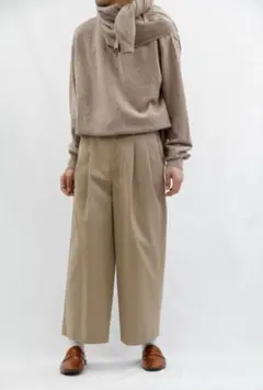uru two tuck pants ベージュのサムネイル