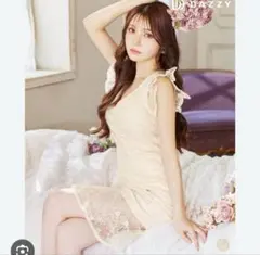 フリル袖ベージュタイトミニドレス