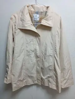 ベージュ ノーカラー ジャケット